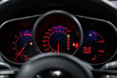 yuvarlak gösterge paneli, hız göstergesi ve kırmızı arka ışık ile takometre yakın çekim. modern araba interio