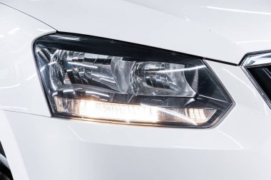 Modern beyaz araba xenon lamba far Makro görünümü