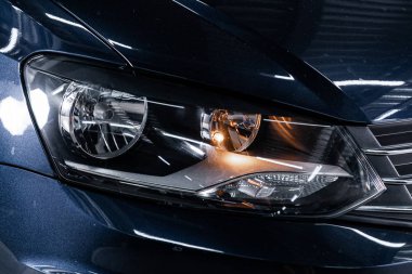 Modern sarı araba xenon lamba far Makro görünümü