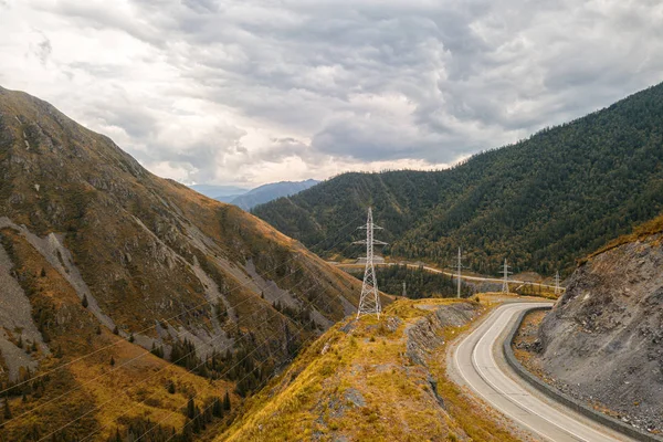 Snelweg Door Bergen Hoge Bergen Aan Elke Kant Elektriciteitslijnen Groen — Stockfoto