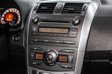 Novosibirsk, Rusya Ağustos 01, 2019: Toyota Corolla, Siyah lüks otomobil İç - direksiyon simidi, vites kolu, multimedya systeme, sürücü koltukları ve gösterge paneli