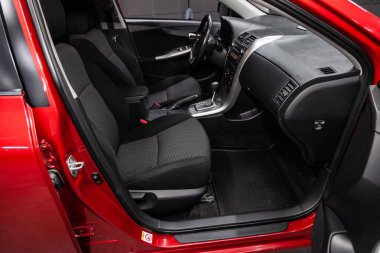 Novosibirsk, Rusya Ağustos 01, 2019: Toyota Corolla, Siyah lüks otomobil İç - direksiyon simidi, vites kolu, multimedya systeme, sürücü koltukları ve gösterge paneli