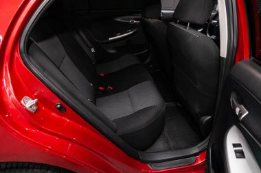 Novosibirsk, Rusya Ağustos 01, 2019: Toyota Corolla, siyah iç tasarım, koltuk kemerli araç yolcu ve sürücü koltukları. 