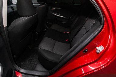 Novosibirsk, Rusya Ağustos 01, 2019: Toyota Corolla, siyah iç tasarım, koltuk kemerli araç yolcu ve sürücü koltukları. 