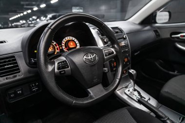 Novosibirsk, Rusya Ağustos 01, 2019: Toyota Corolla, pano yakın çekim, hız göstergesi, takometre ve direksiyon. . modern araba iç