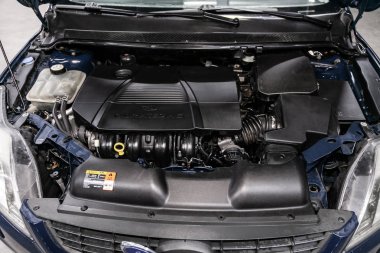 Novosibirsk, Rusya 01 Ağustos 2019: Ford Focus, motorun yakın çekim, ön görünüm. Içten yanmalı motor, araba parçaları, deteyling