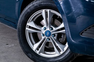 Novosibirsk, Rusya 01 Ağustos 2019: Ford Focus, tampon yakın çekim, alaşım jant, spor molası ile araba detaylandırma 