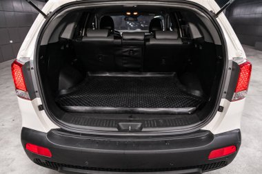 Novosibirsk, Rusya 01 Ağustos 2019: Kia Sorento, açık gövde yakın çekim, far, tampon, ön görünüm. Novosibirsk bir otoparkta modern bir araba Fotoğraf