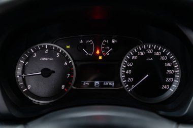Novosibirsk, Rusya 01 Ağustos 2019: Nissan Tiida, yuvarlak gösterge paneli yakın çekim, hız göstergesi ve beyaz arka ışık ile takometre. modern araba iç
