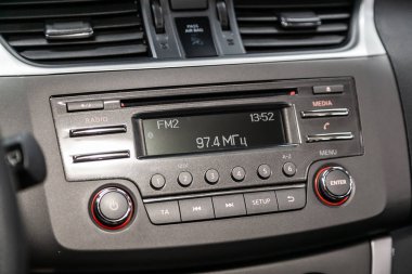 Novosibirsk, Rusya 01 Ağustos 2019: Nissan Tiida, Modern siyah araba iç: radyo, monitör ve kontrol düğmeleri ile ses sistemi