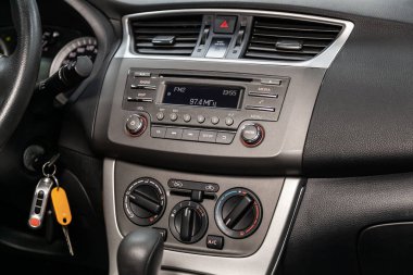 Novosibirsk, Rusya 01 Ağustos 2019: Nissan Tiida, Siyah lüks otomobil İç - direksiyon simidi, vites kolu, multimedya systeme, sürücü koltukları ve gösterge paneli