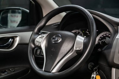 Novosibirsk, Rusya 01 Ağustos 2019: Nissan Tiida, gösterge paneli yakın çekim, hız göstergesi, takometre ve direksiyon. . modern araba iç