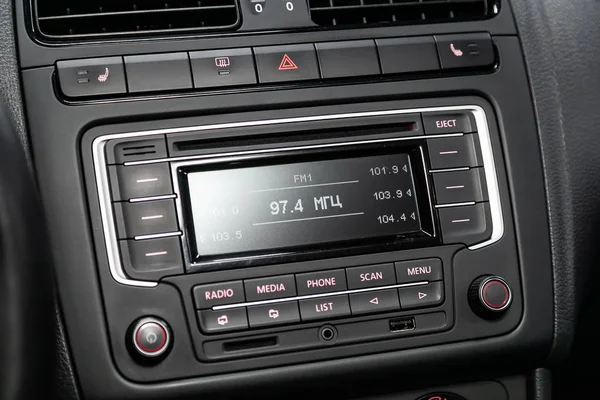 Novosibirsk, Rusya 01 Ağustos 2019: Volkswagen Polo, Modern siyah araba iç: radyo, tv, dvd, monitör ve kontrol düğmesi ile ses sistemi 