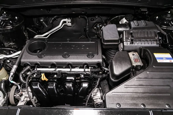 俄罗斯新西伯利亚 2019年8月1日 现代圣达菲 发动机的特写镜头 内燃机 汽车零部件 汽车零部件 — 图库照片
