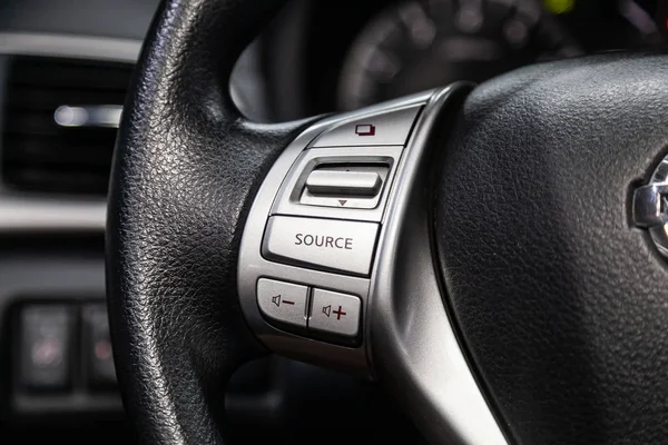 俄罗斯新西伯利亚 2019年8月1日 日产Tiida 汽车控制器在转向轮 控制系统功能和语音电话在汽车 现代汽车内饰 — 图库照片