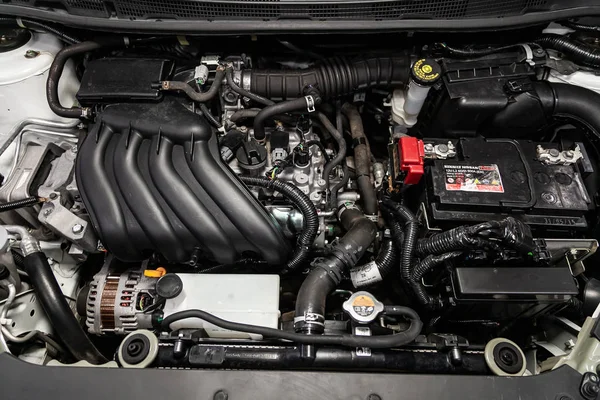 Novosibirsk Ryssland Augusti 2019 Nissan Tiida Närbild Motorn Framifrån Förbränningsmotor — Stockfoto