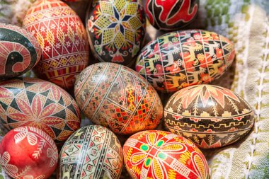 Bir mutfak havlusu ile bir tabak üzerinde ulusal eski Rus desenleri içine Paskalya ahşap yumurta. Boyalı Paskalya yumurtaları Düz yatıyordu kompozisyon