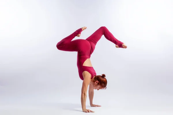Bella Donna Magra Tuta Sportiva Facendo Yoga Piedi Una Posa — Foto Stock