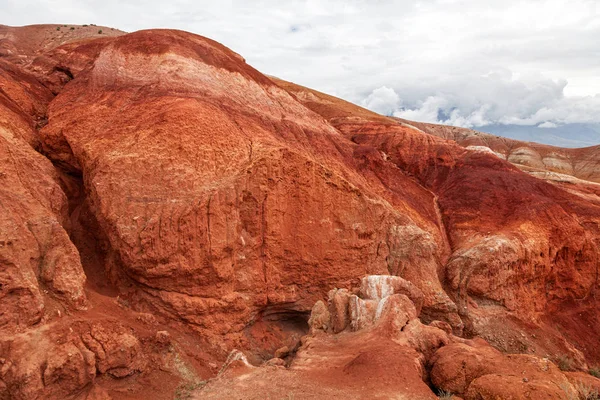 山頂の山のチェーン 赤い粘土を持つ渓谷 トップビューの見事なパノラマ ロシア アルタイの火星フィールド 赤い渓谷の砂の砂漠の幻想的な粘土の城 — ストック写真
