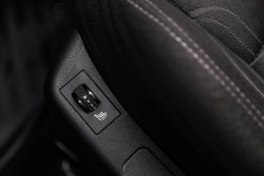 Araba panelinde siyah koltuk ısıtma düğmeleri var, ticari işaret yok.