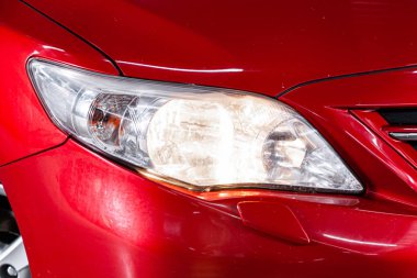 Modern sarı araba xenon lamba far Makro görünümü, tampon, tekerlek, tampon. Modern prestijli araba closeu far