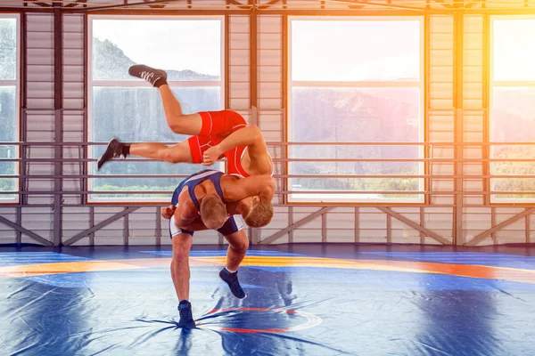 Dos Hombres Jóvenes Medias Lucha Azul Roja Están Luchando Haciendo — Foto de Stock