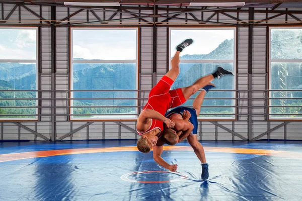 Dwóch Młodych Mężczyzn Niebieskie Czerwone Rajstopy Wrestling Wrestlng Strzał Przez — Zdjęcie stockowe