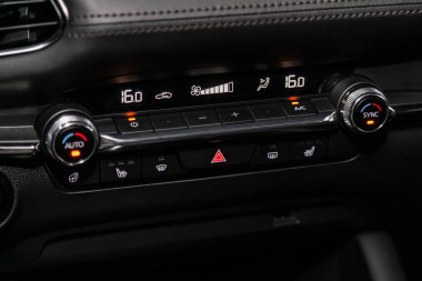 Novosibirsk, Rusya 19 Ağustos 2019: Mazda 3, Modern siyah araba iç: klima düğmesi ile klima kontrol görünümü, bir araba içinde sıcaklık hakkında bilgi ile pano