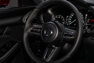 Novosibirsk, Rusya 19 Ağustos 2019: Mazda 3, gösterge panelinin yakın çekim, hız göstergesi, takometre ve direksiyon. . modern araba iç
