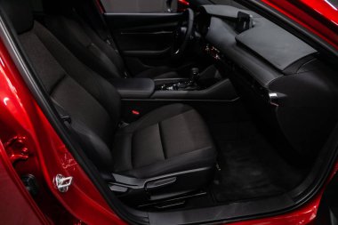 Novosibirsk, Rusya 19 Ağustos 2019: Mazda 3, Siyah lüks araba İç - direksiyon simidi, vites kolu, multimedya systeme, sürücü koltukları ve gösterge paneli