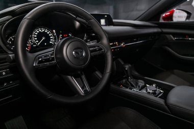 Novosibirsk, Rusya 19 Ağustos 2019: Mazda 3, gösterge panelinin yakın çekim, hız göstergesi, takometre ve direksiyon. modern araba iç
