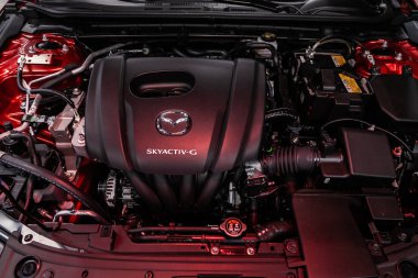 Novosibirsk, Rusya 19 Ağustos 2019: Mazda 3, motorun yakın çekim, ön görünüm. Içten yanmalı motor, araba parçaları, deteyling