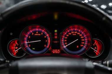 Novosibirsk, Rusya 19 Ağustos 2019: Mazda 6, yuvarlak gösterge panelinin yakın çekim, hız göstergesi ve kırmızı arka ışıklı takometre. modern araba iç