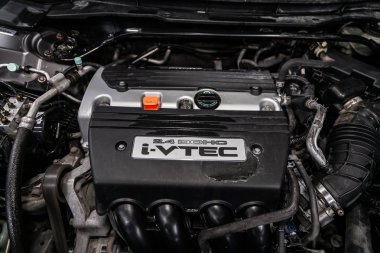 Novosibirsk, Rusya Ağustos 19, 2019: Honda Accord, motor yakın çekim, ön görünüm. Içten yanmalı motor, araba parçaları, deteyling