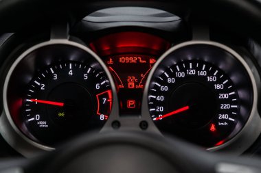 Novosibirsk, Rusya 19 Ağustos 2019: Nissan Juke, yuvarlak gösterge paneli yakın çekim, hız göstergesi ve beyaz arka ışık ile takometre. modern araba iç