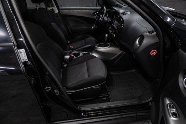 Novosibirsk, Rusya Ağustos 19, 2019: Nissan Juke, Siyah lüks otomobil İç - direksiyon simidi, vites kolu, multimedya systeme, sürücü koltukları ve gösterge paneli