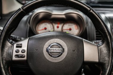 Novosibirsk, Rusya 19 Ağustos 2019: Nissan Not , gösterge paneli yakın çekim, hız göstergesi, takometre ve direksiyon. modern araba iç