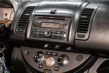 Novosibirsk, Rusya 19 Ağustos 2019: Nissan Not , pano yakın çekim, üfleyici ayarı, klima, oyuncu. modern araba iç