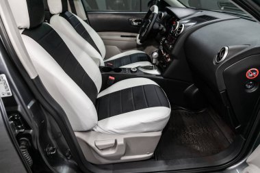 Novosibirsk, Rusya 19 Ağustos 2019: Nissan Qashqai, Siyah lüks otomobil İç - direksiyon simidi, vites kolu, multimedya systeme, sürücü koltukları ve gösterge paneli