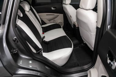 Novosibirsk, Rusya 19 Ağustos 2019: Nissan Qashqai, siyah beyaz iç tasarım, araç yolcu su ve koltuk kemerli sürücü koltukları. 