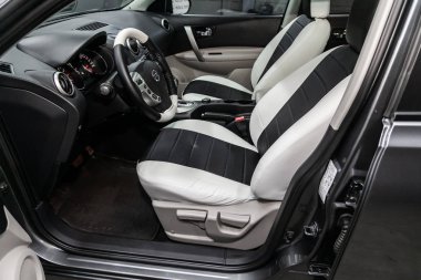 Novosibirsk, Rusya 19 Ağustos 2019: Nissan Qashqai, Siyah lüks otomobil İç - direksiyon simidi, vites kolu, multimedya systeme, sürücü koltukları ve gösterge paneli
