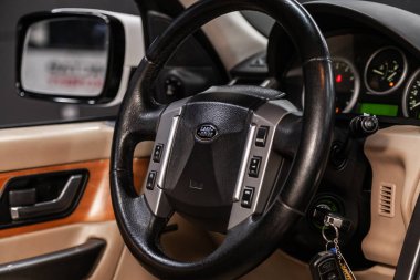 Novosibirsk, Rusya 19 Ağustos 2019: Land Rover Range Rover Sport, gösterge panelinin yakın çekim, hız göstergesi, takometre ve direksiyon. . modern araba iç