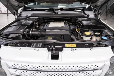 Novosibirsk, Rusya 19 Ağustos 2019: Land Rover Range Rover Sport, motorun yakın çekim, ön görünüm. Içten yanmalı motor, araba parçaları, deteyling