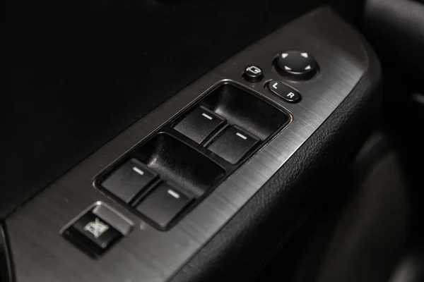 ノボシビルスク ロシア2019年8月19日 マツダ6 サイドドアボタンのクローズアップ ウィンドウ調整ボタン ドアロック 現代車のインテリア ボタン — ストック写真