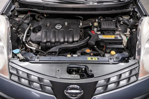 Novosibirsk Oroszország Augusztus 2019 Nissan Megjegyzés Közelről Motor Elöl Kilátás — Stock Fotó