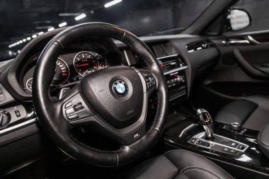 Novosibirsk, Rusya Ağustos 19, 2019: Bmw X4 , pano yakın çekim, hız göstergesi, takometre ve direksiyon. . modern araba iç