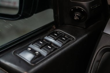 Novosibirsk, Rusya 19 Ağustos 2019: Land Rover Discovery, yan kapı düğmelerinin yakın çekimi: pencere ayar düğmeleri, kapı kilidi. modern araba iç: parçalar, düğmeler, düğme 