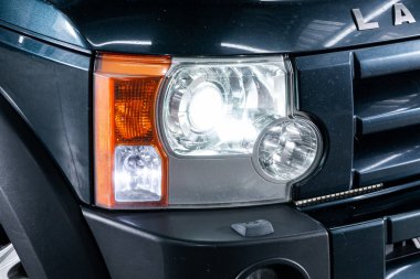 Novosibirsk, Rusya 19 Ağustos 2019: Land Rover Discovery, Mavi araba farları. Dış cephe detayı. Led farlardan modern arabalardan birinin ayrıntılarını kapatın 