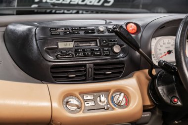 Novosibirsk, Rusya 19 Ağustos 2019: Nissan Tino , pano yakın çekim, üfleyici ayarı, klima, oyuncu. modern araba iç