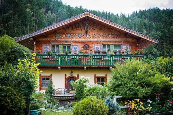 Beleza Madeira Casa Dois Andares Com Uma Fonte Com Paredes — Fotografia de Stock